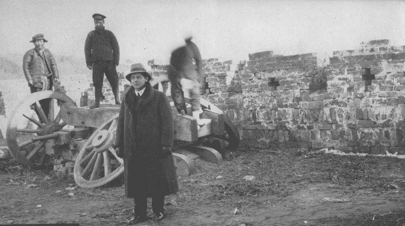 AUTHOR ON NANKING CITY WALL

Taken during the Revolution, when Author was acting as war
correspondent for world-wide news agencies.
