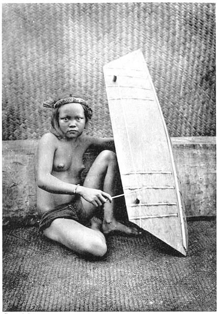 Junges Kajanm&auml;dchen, die Stammessages rezitierend.