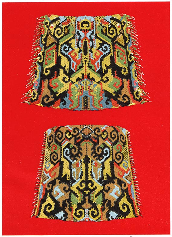 Zwei lāwong ăpăng, Frauenm&uuml;tzen der Mahakam-Kajan.