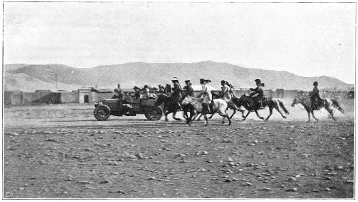 De Chineesche gouverneur van Mongoli&euml; in de auto, ge&euml;scorteerd door zijn gevolg van officieren.