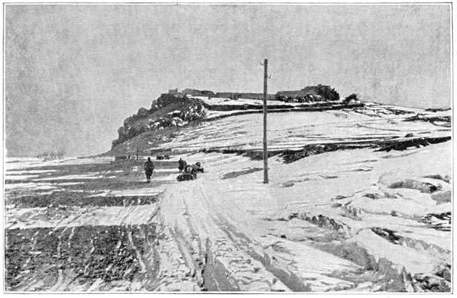 De vesting Kars aan de turksche grens, waar een der weinige wegen in Armeni&euml;, die van
Erzeroem uitkomt.