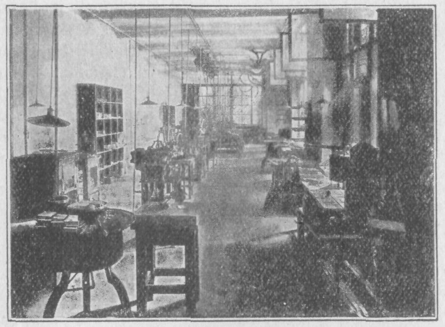 A bet&uuml;&ouml;nt&ouml;gy&aacute;r műhelye