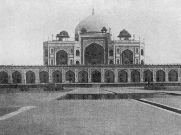 Fig. 80. Tomb of Emperor Hum&aacute;yun.