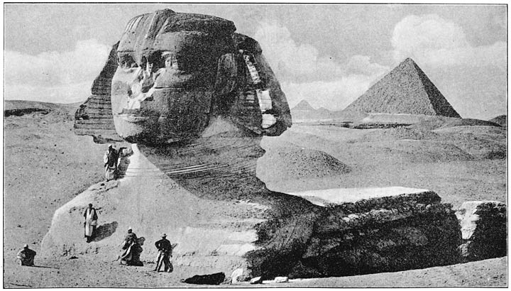 De Sphinx.&mdash;Op den achtergrond eene pyramide.