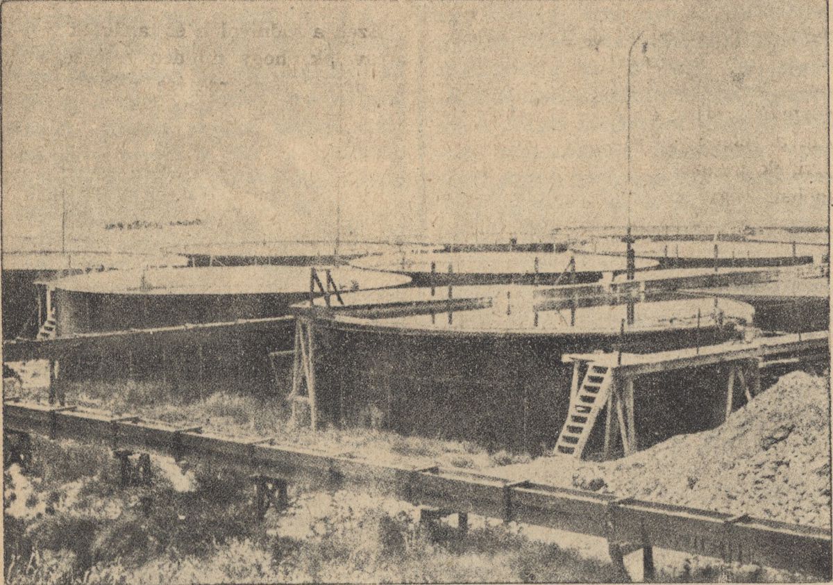 A tengervizből hatalmas vasmedenc&eacute;kben választják ki a s&oacute;t