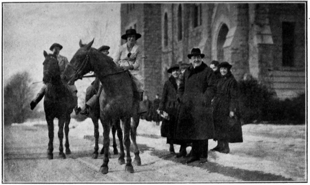 LES ÉTUDIANTES DE «BRYN MAWR COLLEGE», ÉCOLE SUPÉRIEURE
POUR FEMMES EN PENNSYLVANIE&mdash;RECEVANT, EN PLEIN HIVER, BLASCO, A CHEVAL,
DANS LE PARC DU COLLEGE