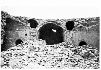 Fig. 100.&mdash;UKHEIḌIR, NORTH SIDE OF COURT M.
