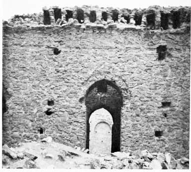 Fig. 103.&mdash;UKHEIḌIR, DOOR LEADING FROM V TO W, SEEN FROM
SOUTH.