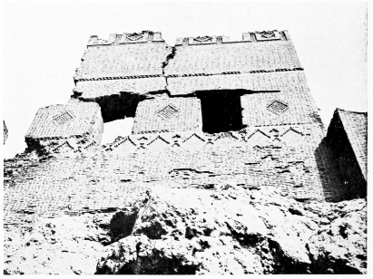 Fig. 32.&mdash;ḲAL’AT JA’BAR, BRICK WALL ABOVE GATEWAY.