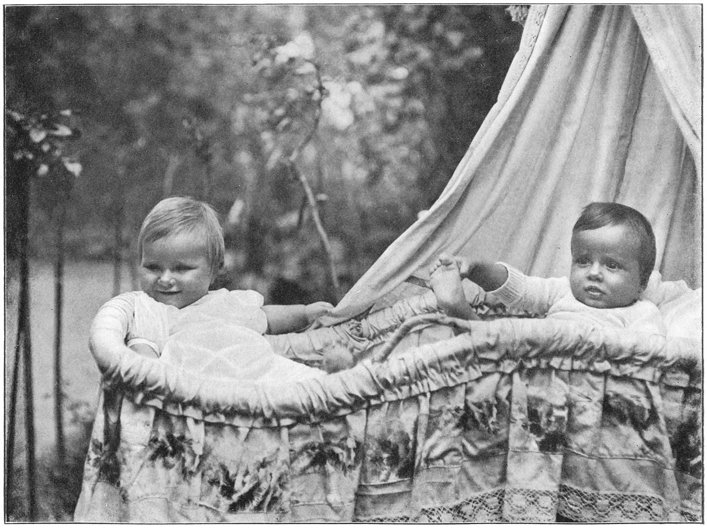 Tweelingen 8 maanden oud.