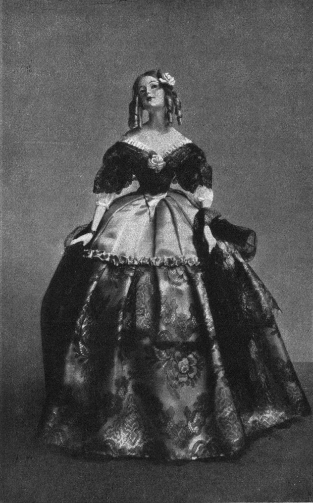 Teepuppe mit langem, weitem
  Seidenkleid