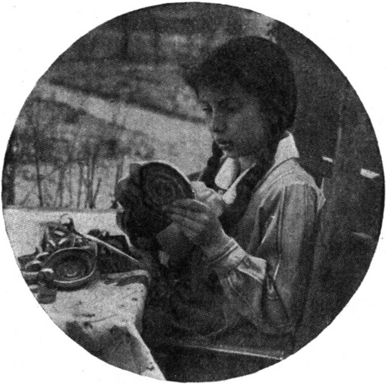 Mädchen bei der Arbeit an einer
  Schale