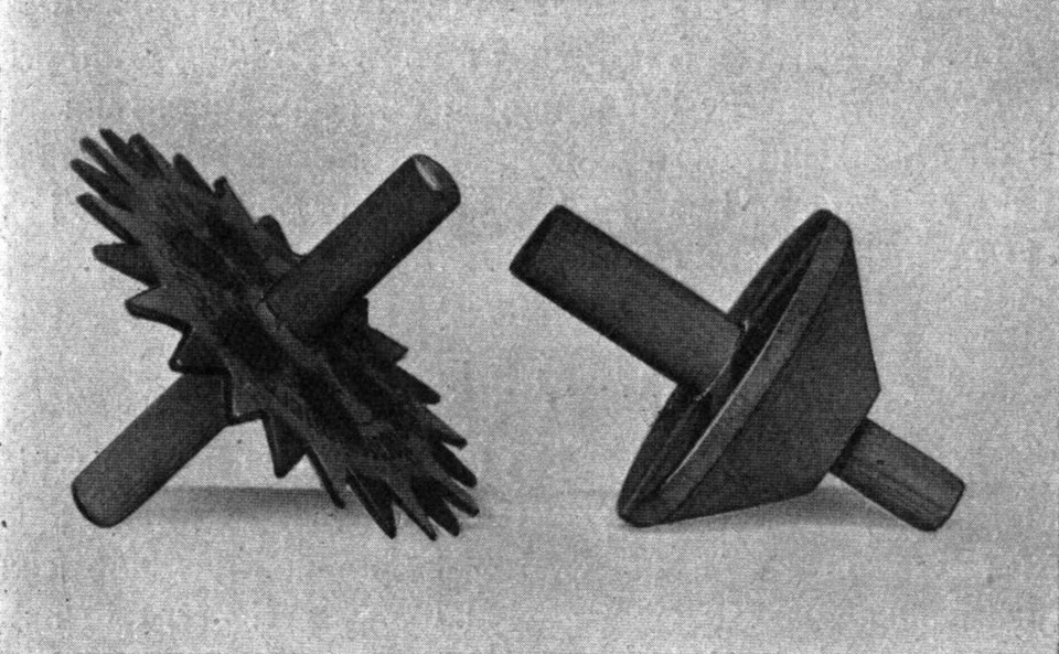 Zwei verschiedenartig ausgeführte
  Kreisel